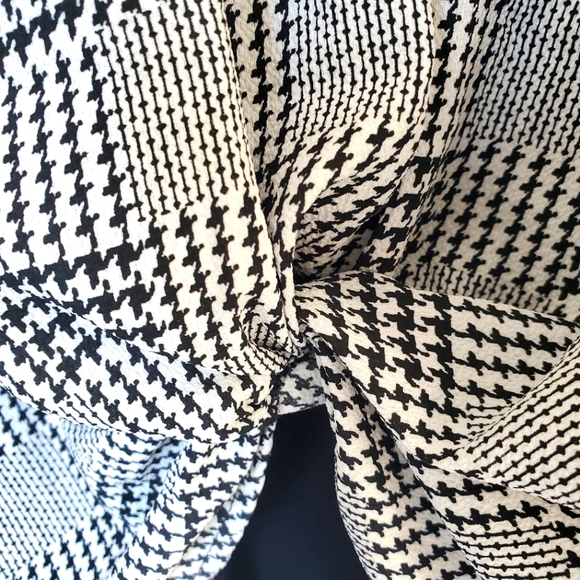 Women's Misia Curvy shirt black & white size 3x. ACCESSORIES NOT INCLUDED - Picture 4 of 4